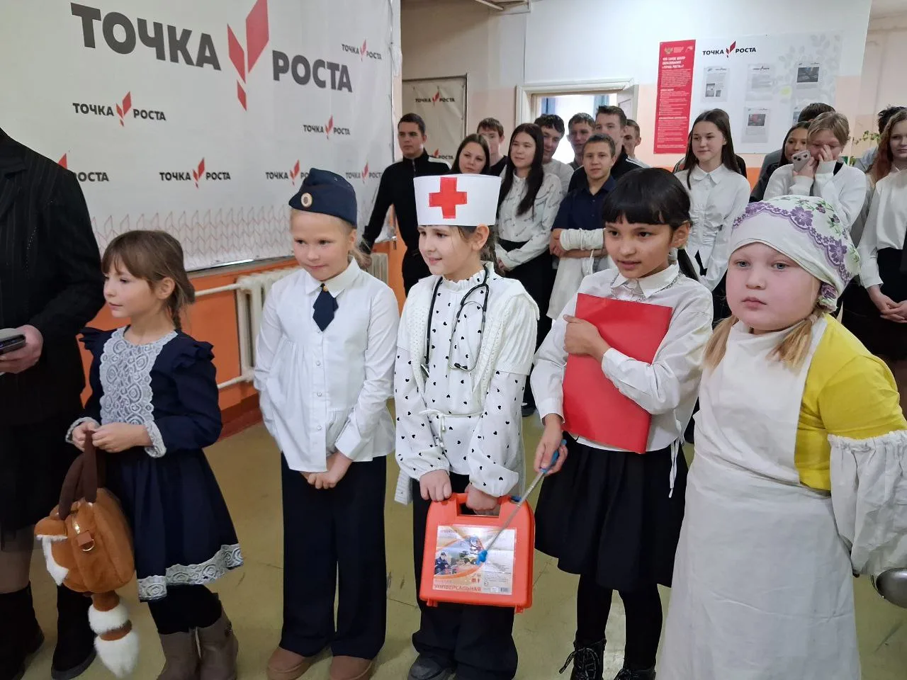 Ученики 2 класса показали сценку «Профессии моей мамы», где очень хорошо изобразили своих мам по роду их деятельности..